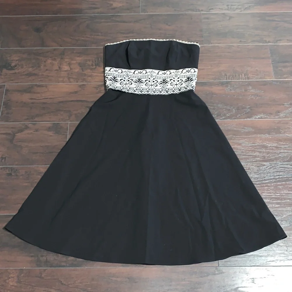 WHBM White House Black Market Strapless Dress w/ Embroidered Waist Detail, sz 0.
